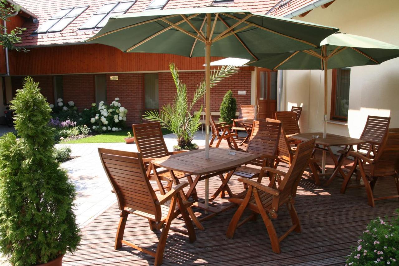 Hotel Adalbert Szent Gyoergy Haz Естергом Екстериор снимка
