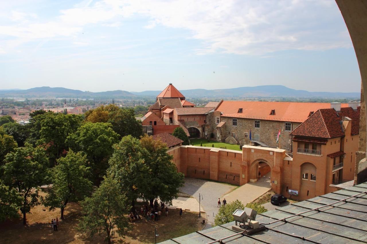 Hotel Adalbert Szent Gyoergy Haz Естергом Екстериор снимка