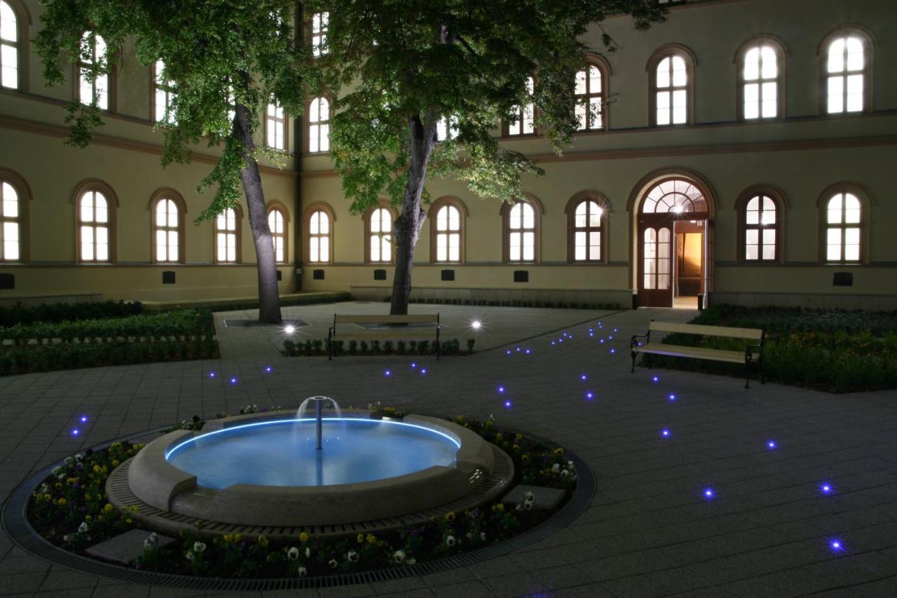 Hotel Adalbert Szent Gyoergy Haz Естергом Екстериор снимка